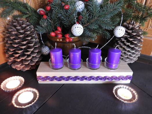 Dřevěný svícen, 4 svíčky adventní fialový