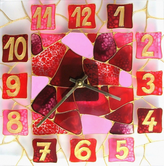 Skleněné hodiny „Malinová mozaika“ – tiché a nepřehlédnutelné