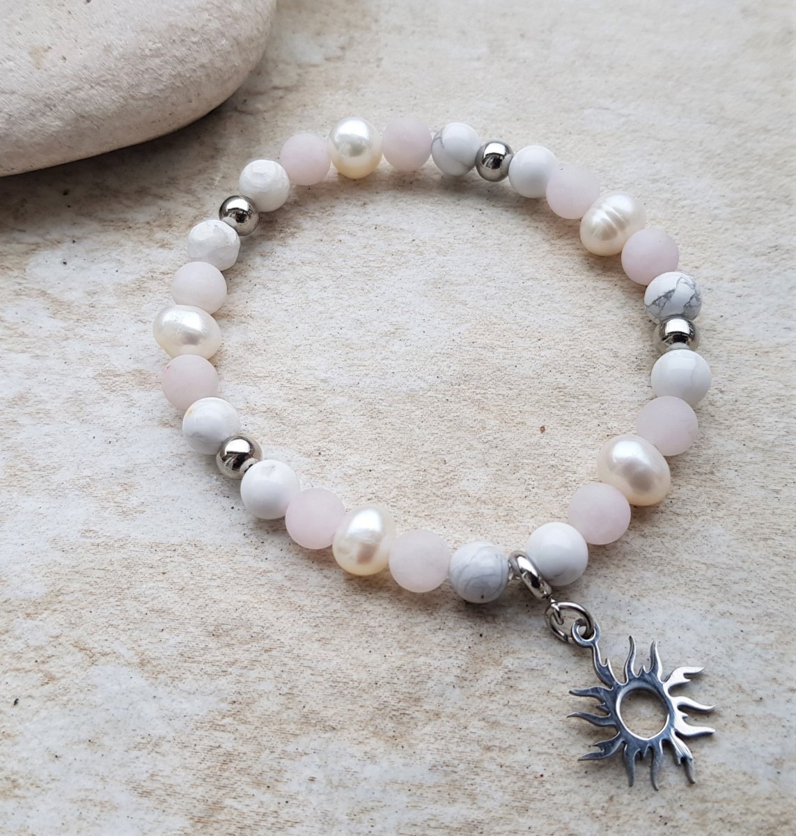 Náramek z říční perly, magnezit, růženín se sluníčkem