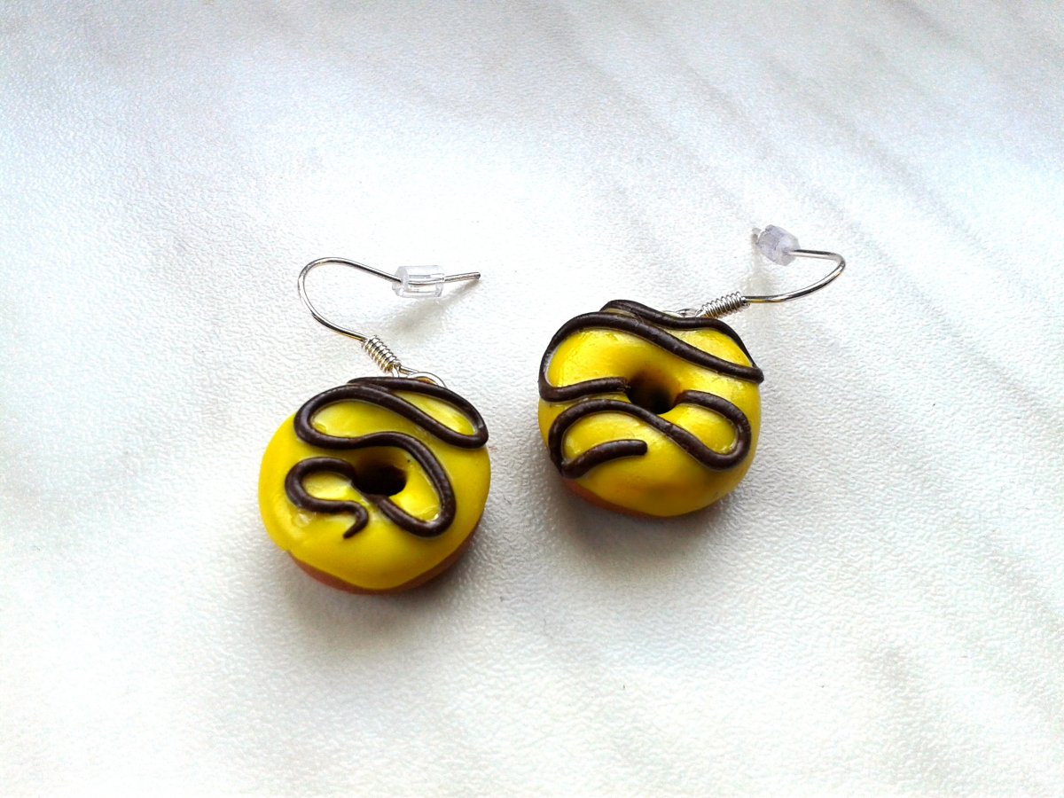 Žlutá kobliha s hnědou polevou