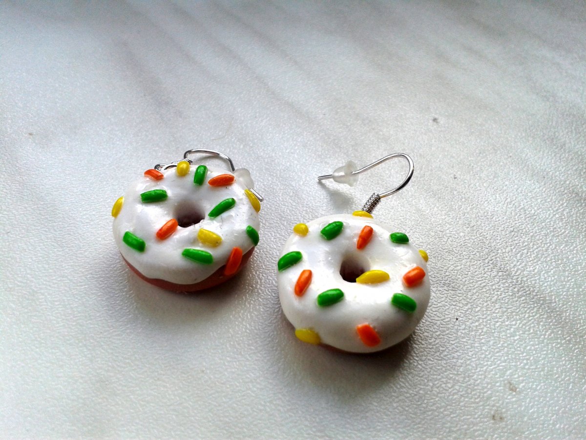 Bílý koblih s barevnou posypkou