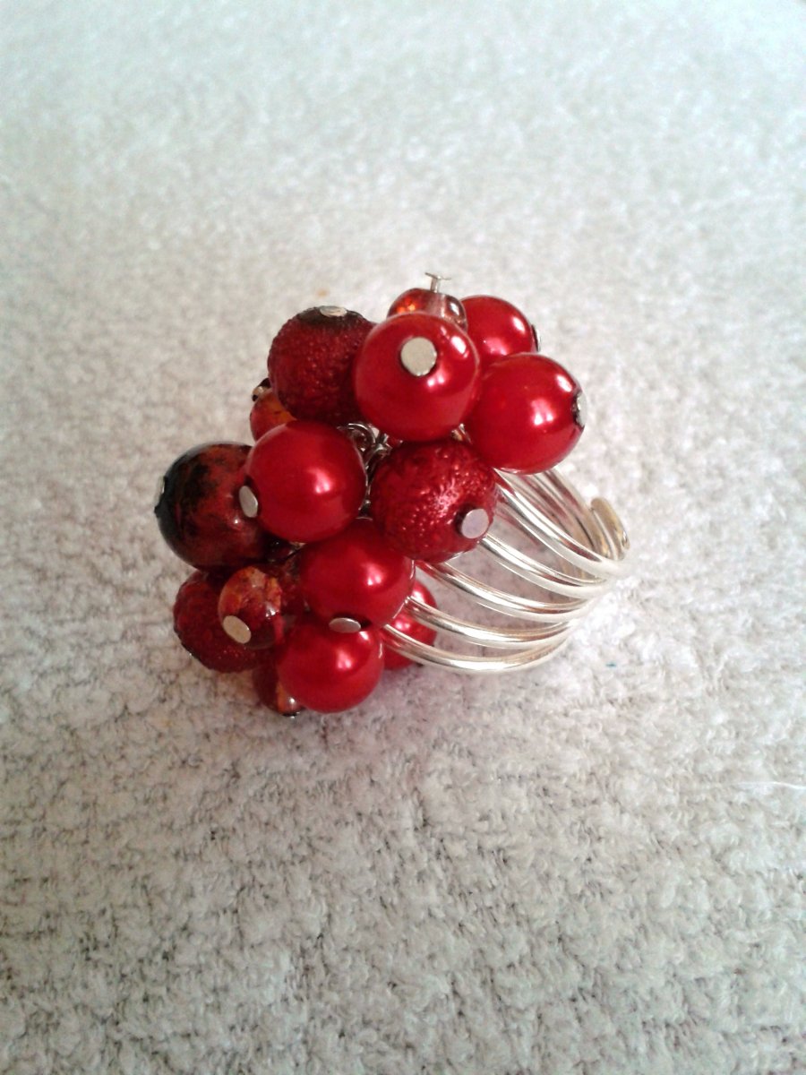 Střapatý prstýnek červený