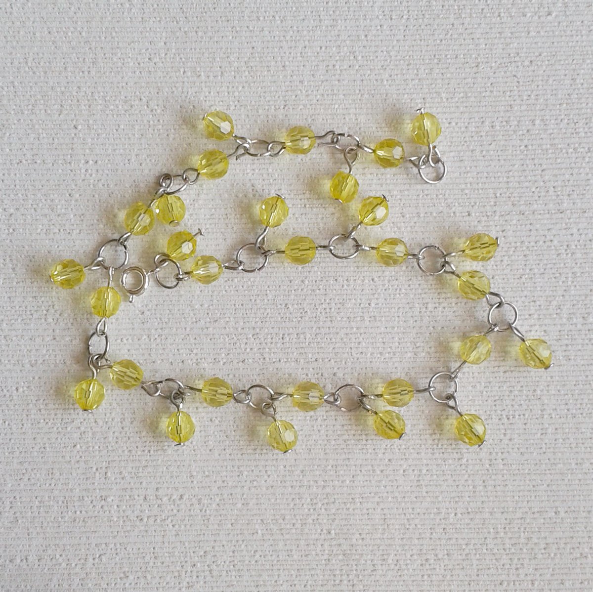 VÝPRODEJ - Ketlovaný žlutý řetízek na nohu (200)