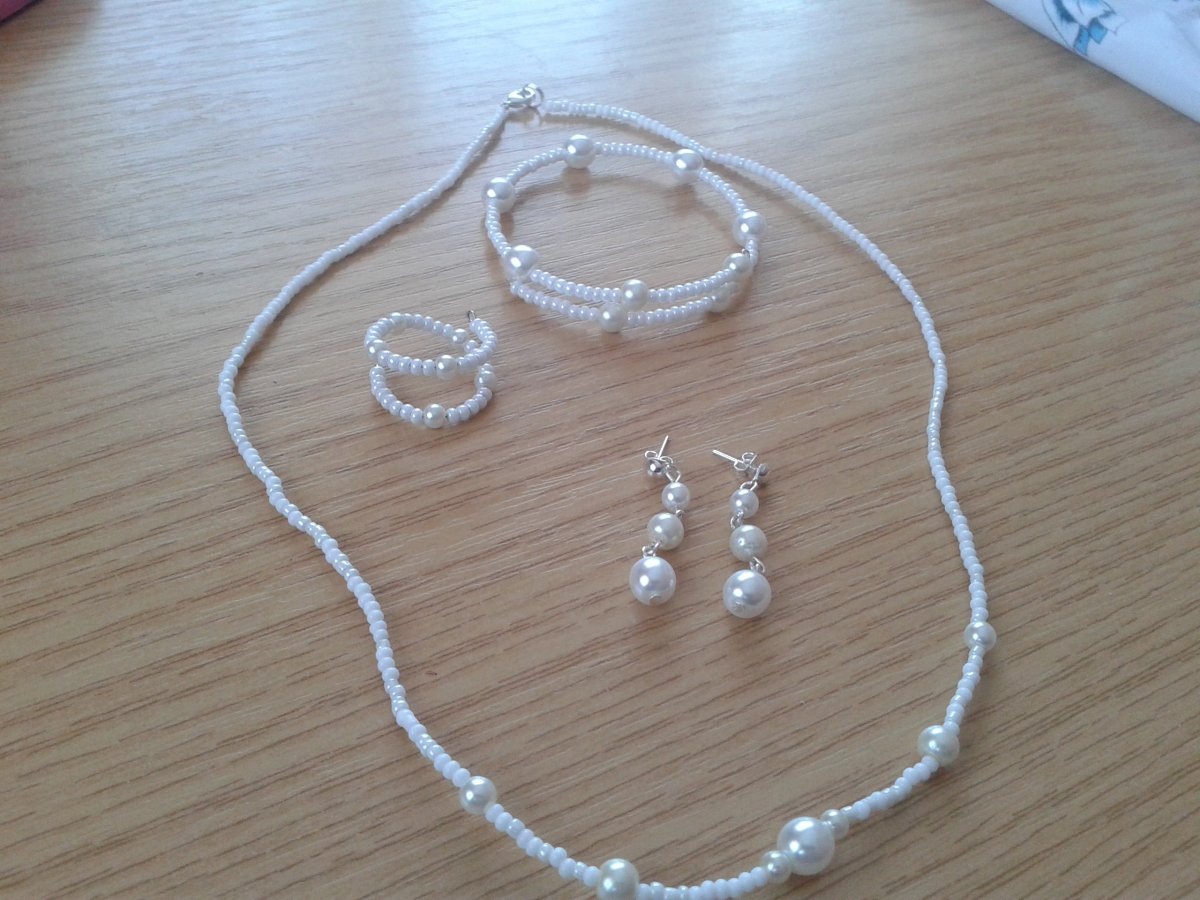 bílé perli a rokajli