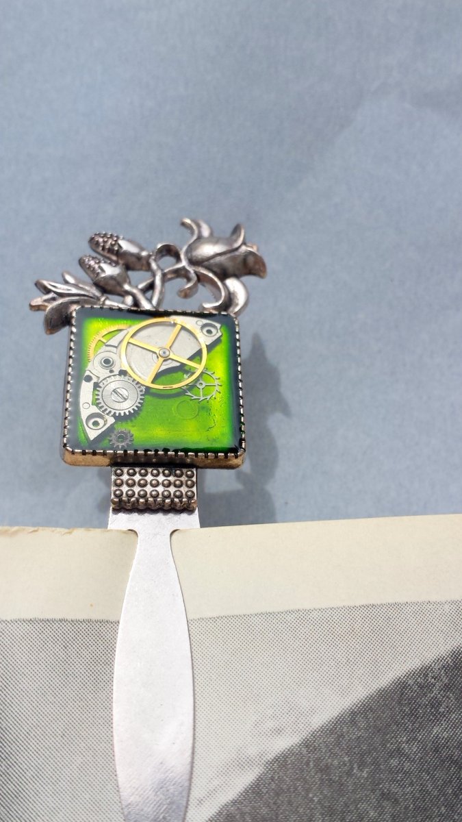 Zelená steampunková záložka do knížky