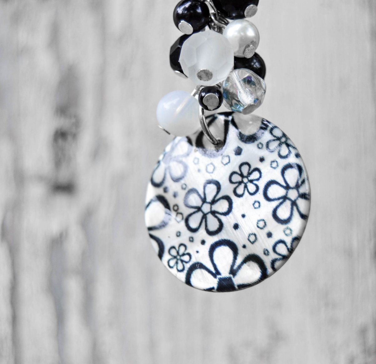 Černé květiny s korálky - přívěšek na klíče, kabelku...