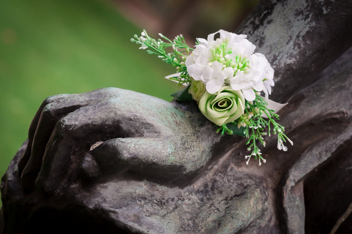 náramek bílý květinový pompom