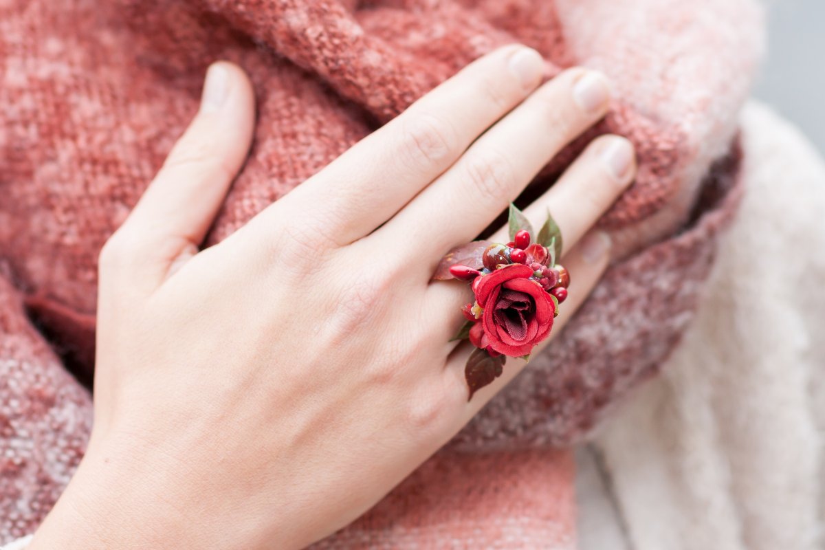 prstýnek s červenou růžičkou