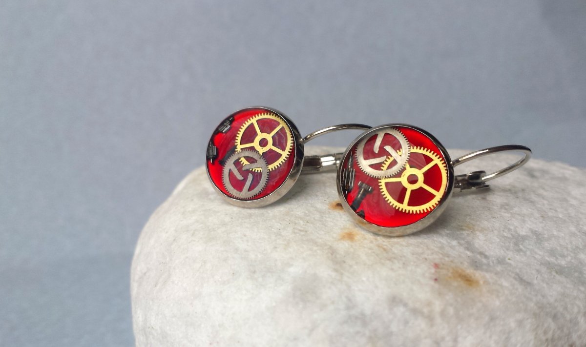 Červené steampunkové náušnice
