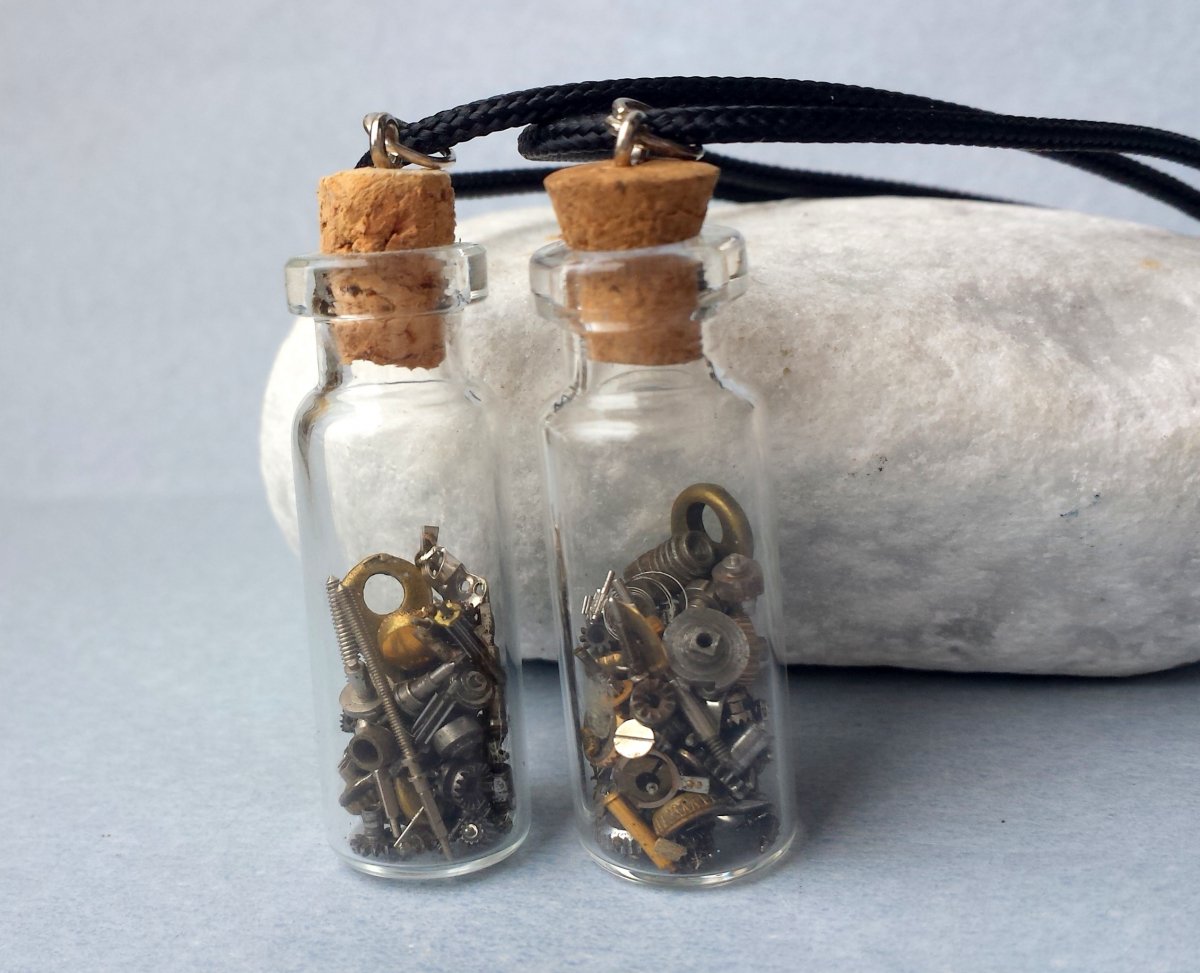 Pár steampunkových lahviček