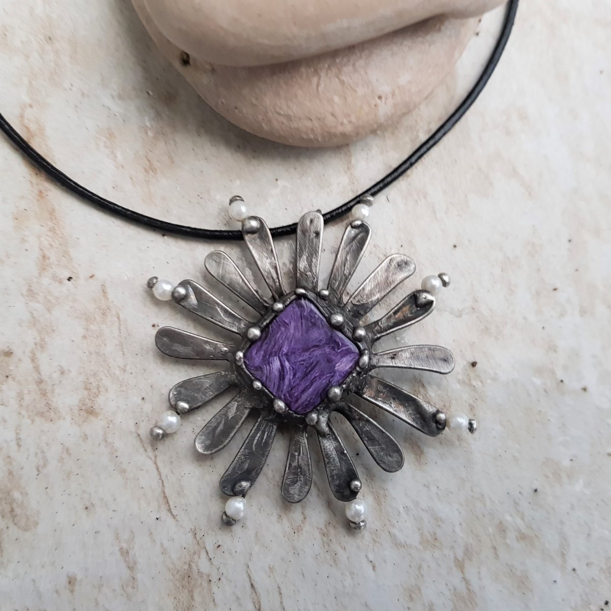 FLOWER čaroitový náhrdelník 