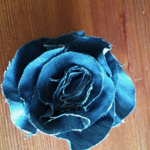 brož - riflová růže