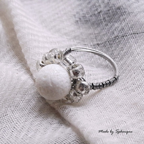 Běloskvoucí – ocelový prsten s korálem