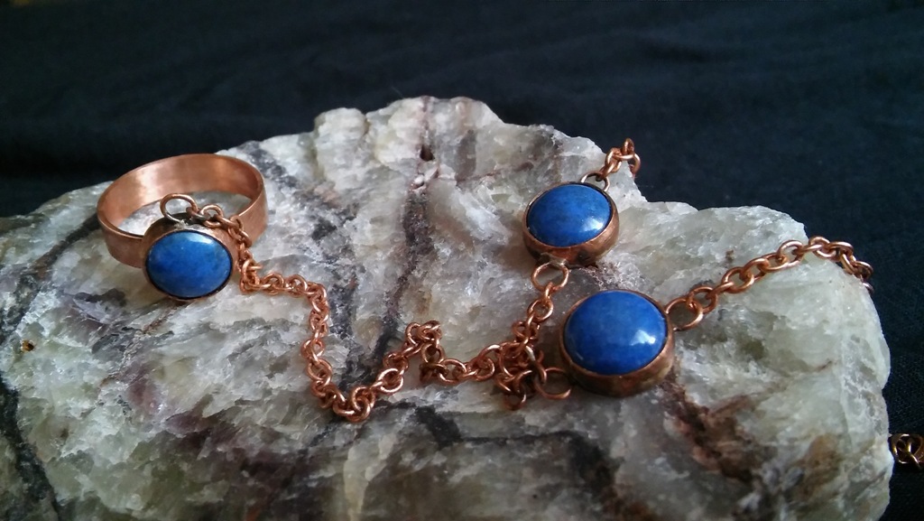 Náramek s prstenem ozdobený lazuritem