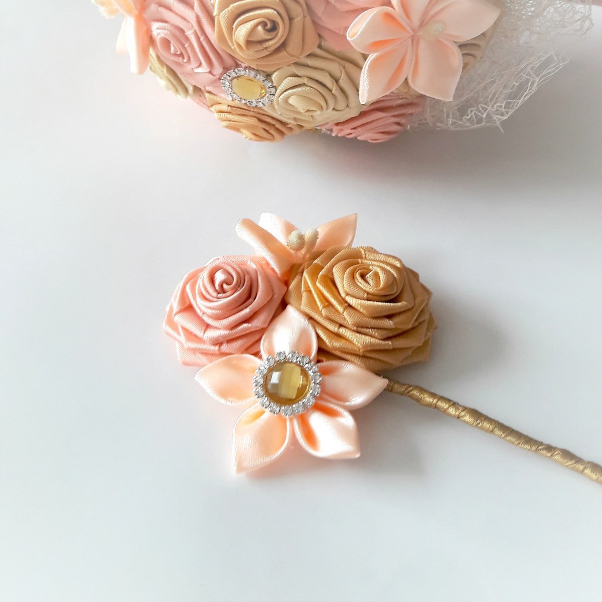 Čas čajových růží - korsáž pro ženicha