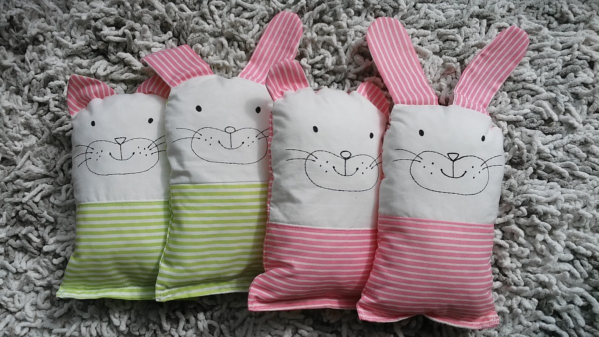 Hračka do postýlky - zajíček růžový