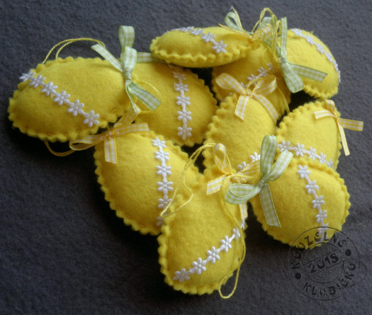 Vajíčko z filcu žluté bíle zdobené malými kytičkami
