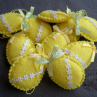 Vajíčko z filcu žluté bíle zdobené malými kytičkami