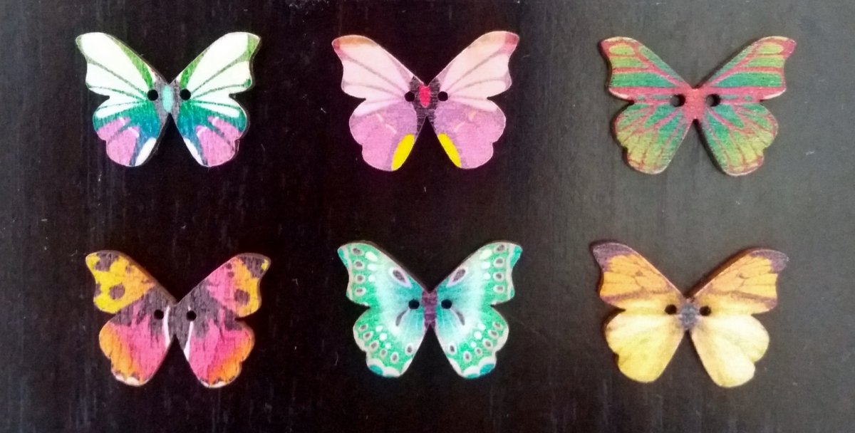 6 barevných dřevěných motýlků