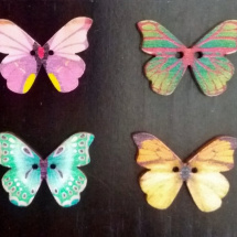 6 barevných dřevěných motýlků