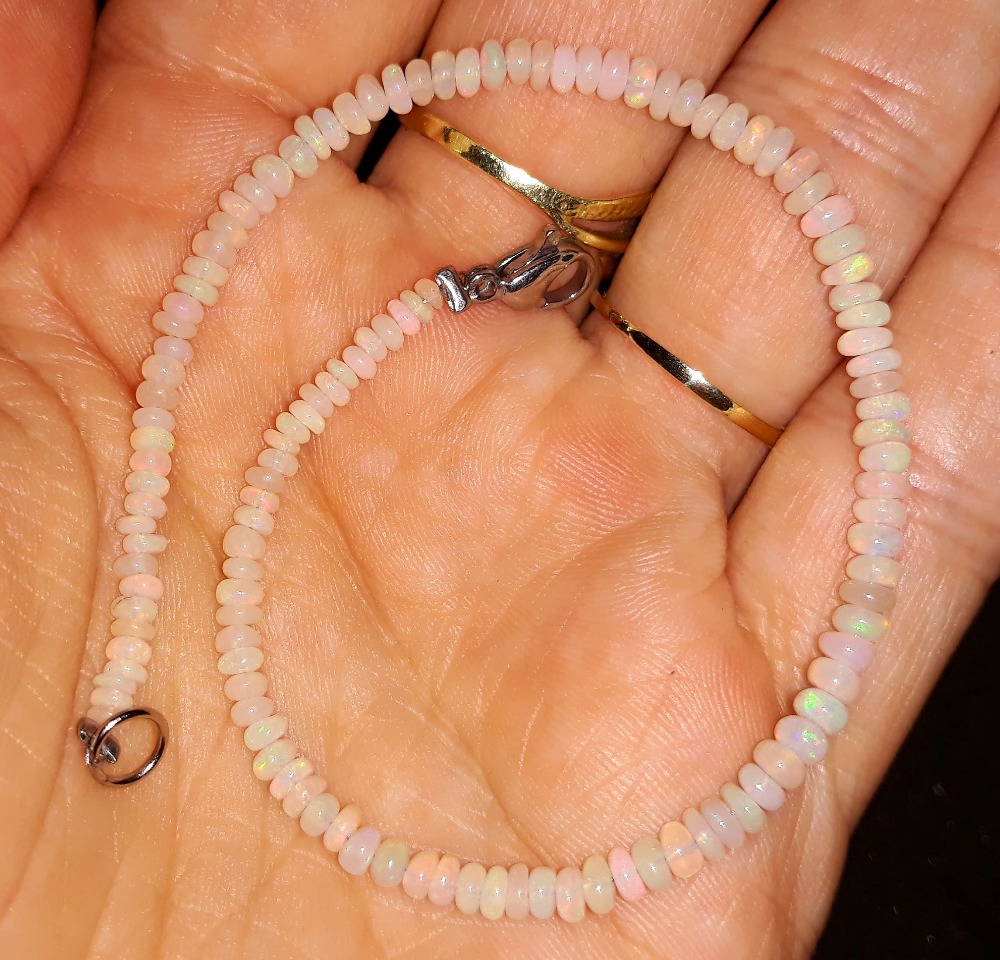 Náramek z rondelek ethiopského opálu - rezervace foni