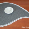 Dekorační prostírání v šedém provedení s motivem puntíků, lemované bílou krajkou šíře 20 mm