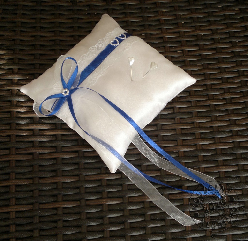 Polštářek pod prstýnky s krajkou a sytě/královsky modrou stužkou 