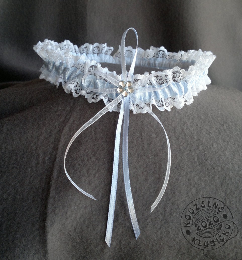 Krajkový podvazek 34 mm s modrou stužkou a kytičkou