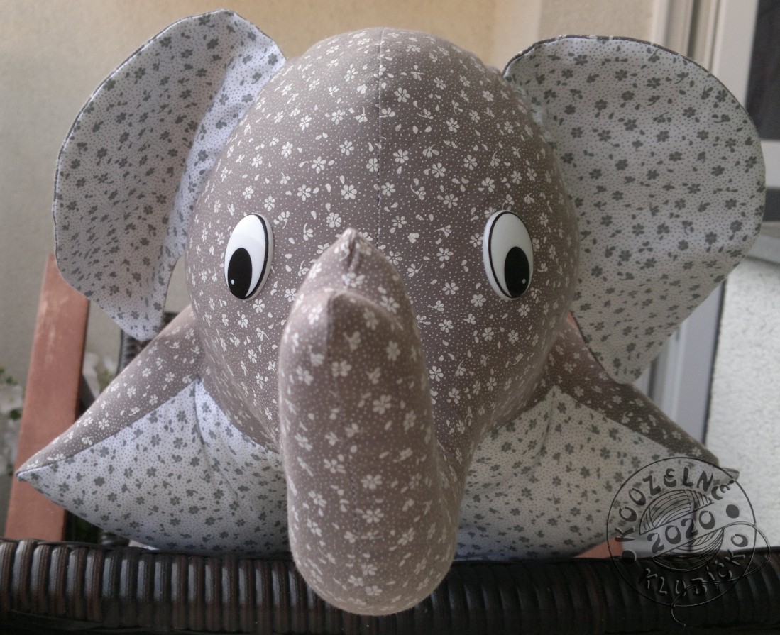 Polštářek Sloník kytičkový šedobílý