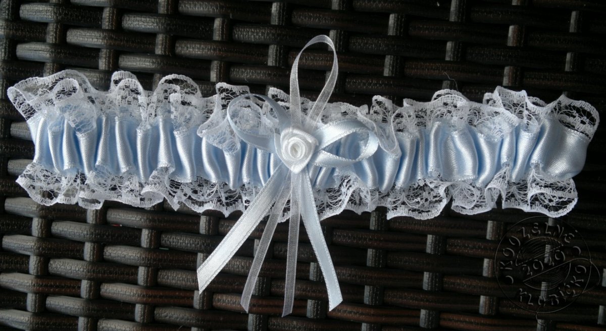 Krajkový podvazek 42 mm s modrou stuhou a růžičkou