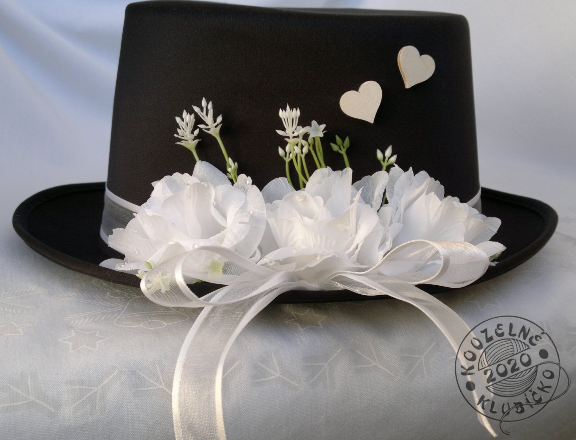 Cylindr na auto černý zdobený růžemi a srdíčky