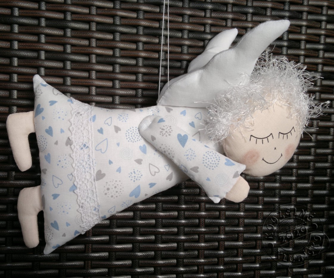 Anděl letící se světle modrými srdíčky