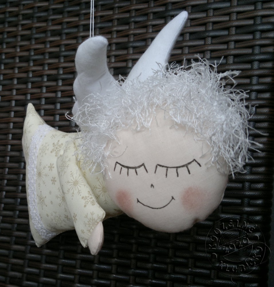 Anděl letící Smetanový s vločkami