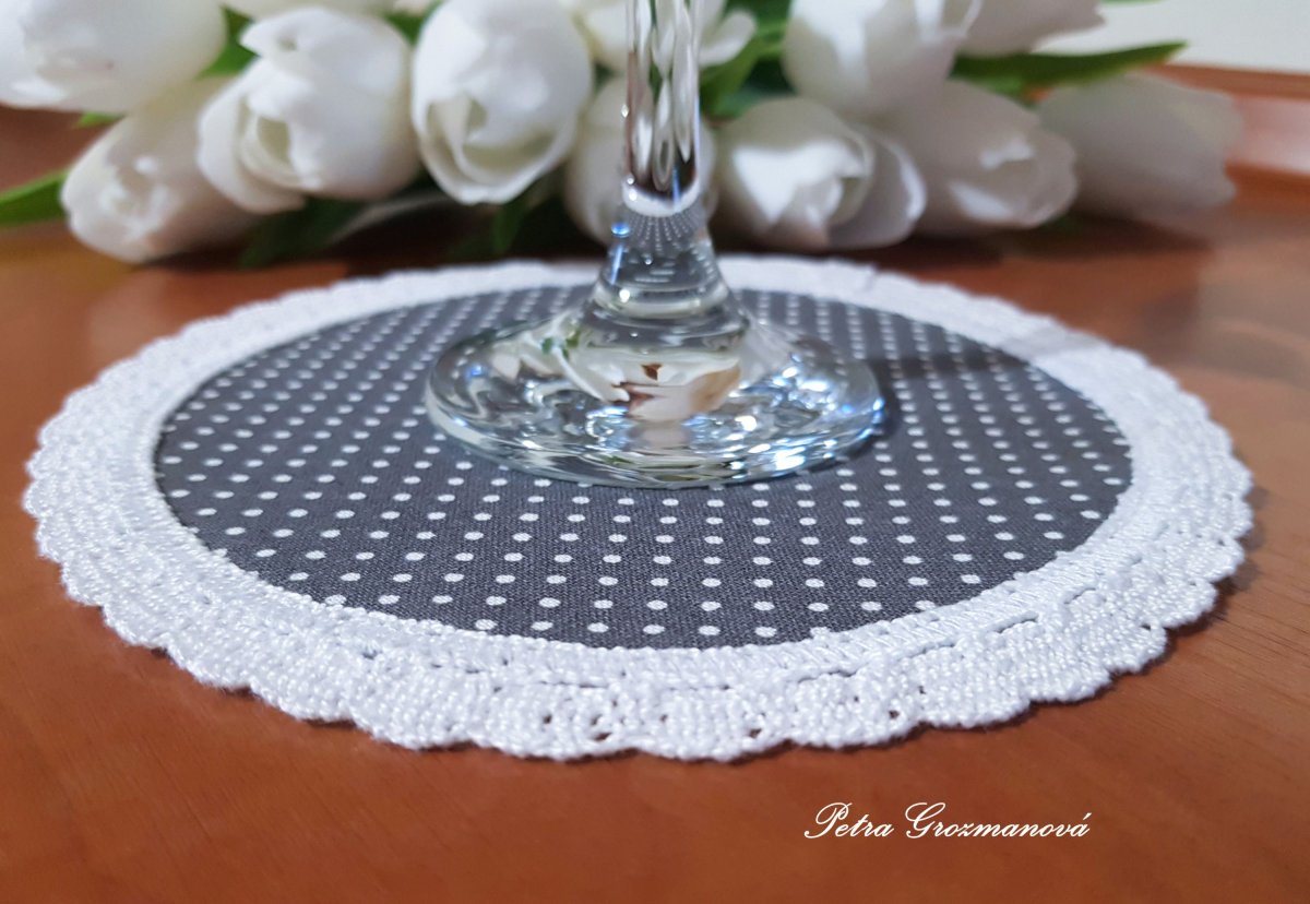 Prostírání pod hrníčky s lemovanou krajkou šíře 15 mm