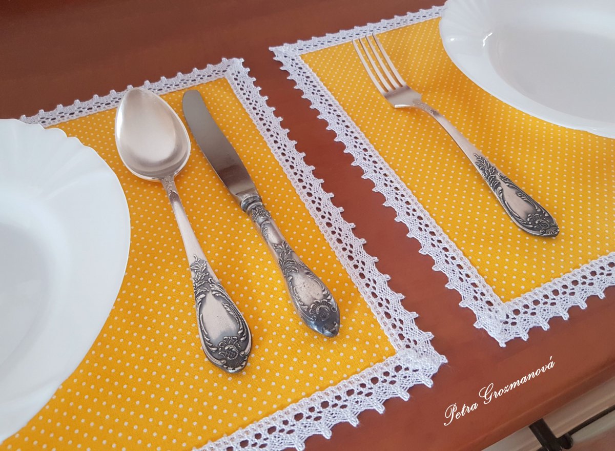 Dekorační prostírání ve žlutém provedení s motivem puntíků, lemované bílou krajkou šíře 20 mm