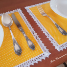 Dekorační prostírání ve žlutém provedení s motivem puntíků, lemované bílou krajkou šíře 20 mm