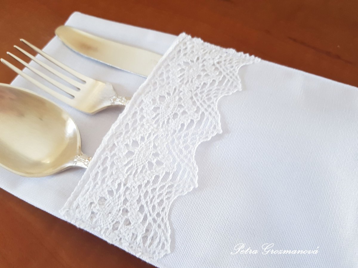 Příborník v bílém provedení, lemovaný bílou krajkou šíře 45 mm