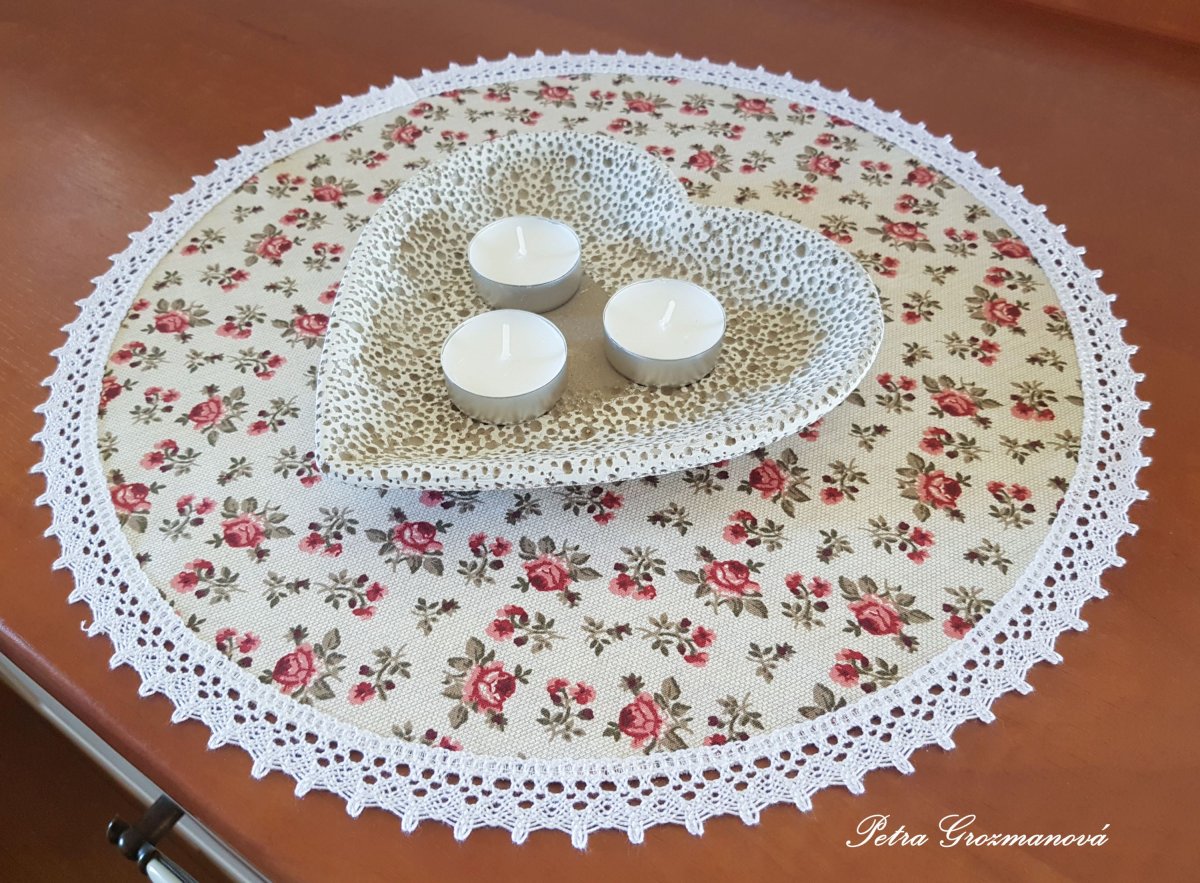 Prostírání v přírodním provedení, lemované bílou krajkou šíře 20 mm