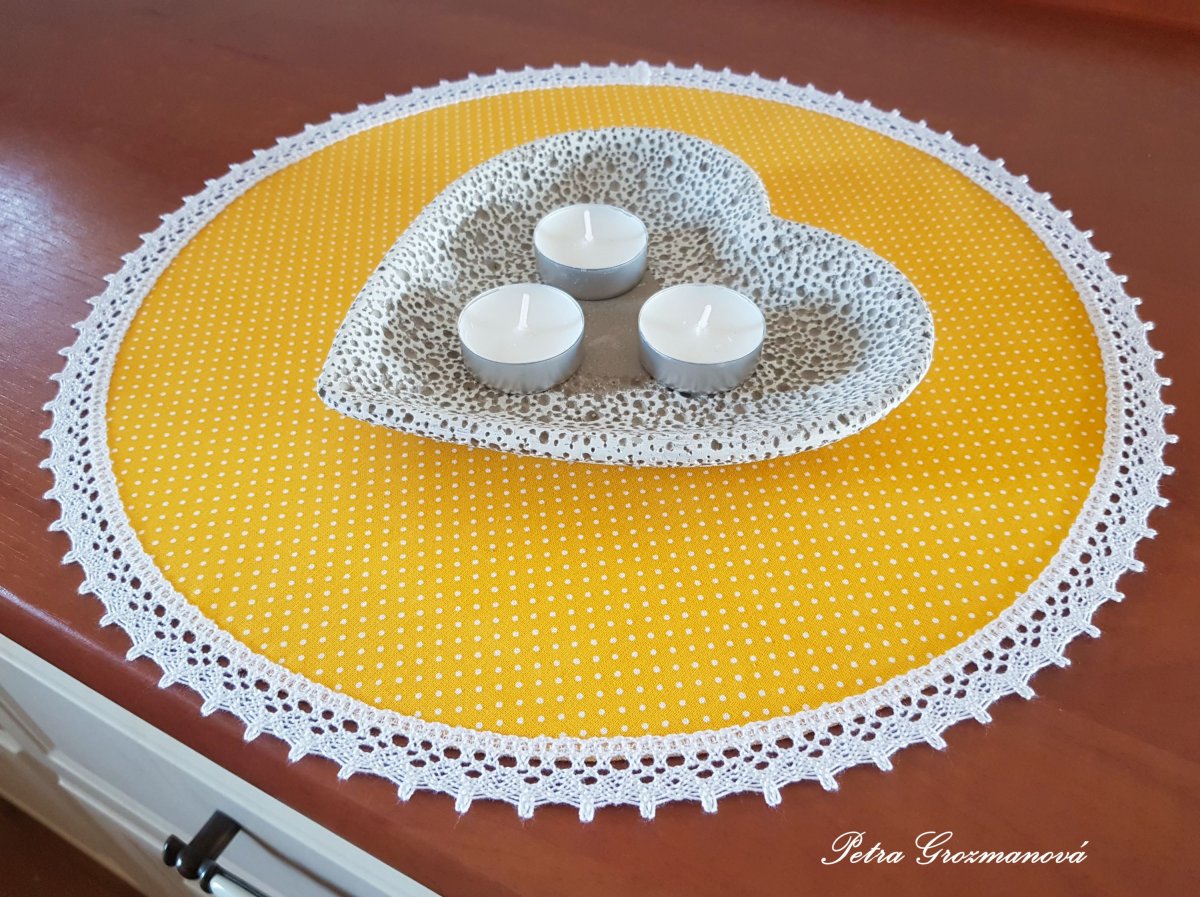 Prostírání s motivem bílého puntíku lemované bílou krajkou šíře 20 mm