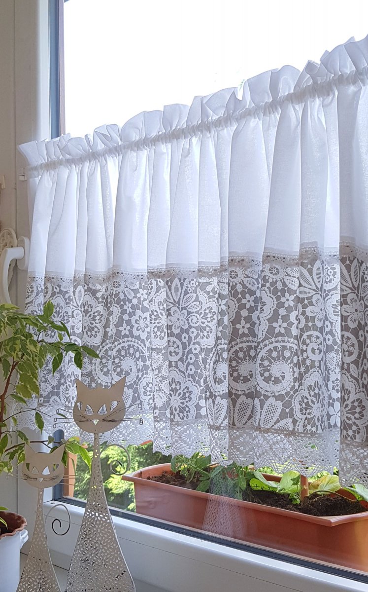 Záclonka v šedém provedení s motivem krajky, lemovaná bílou krajkou šíře 45 mm, 20 mm