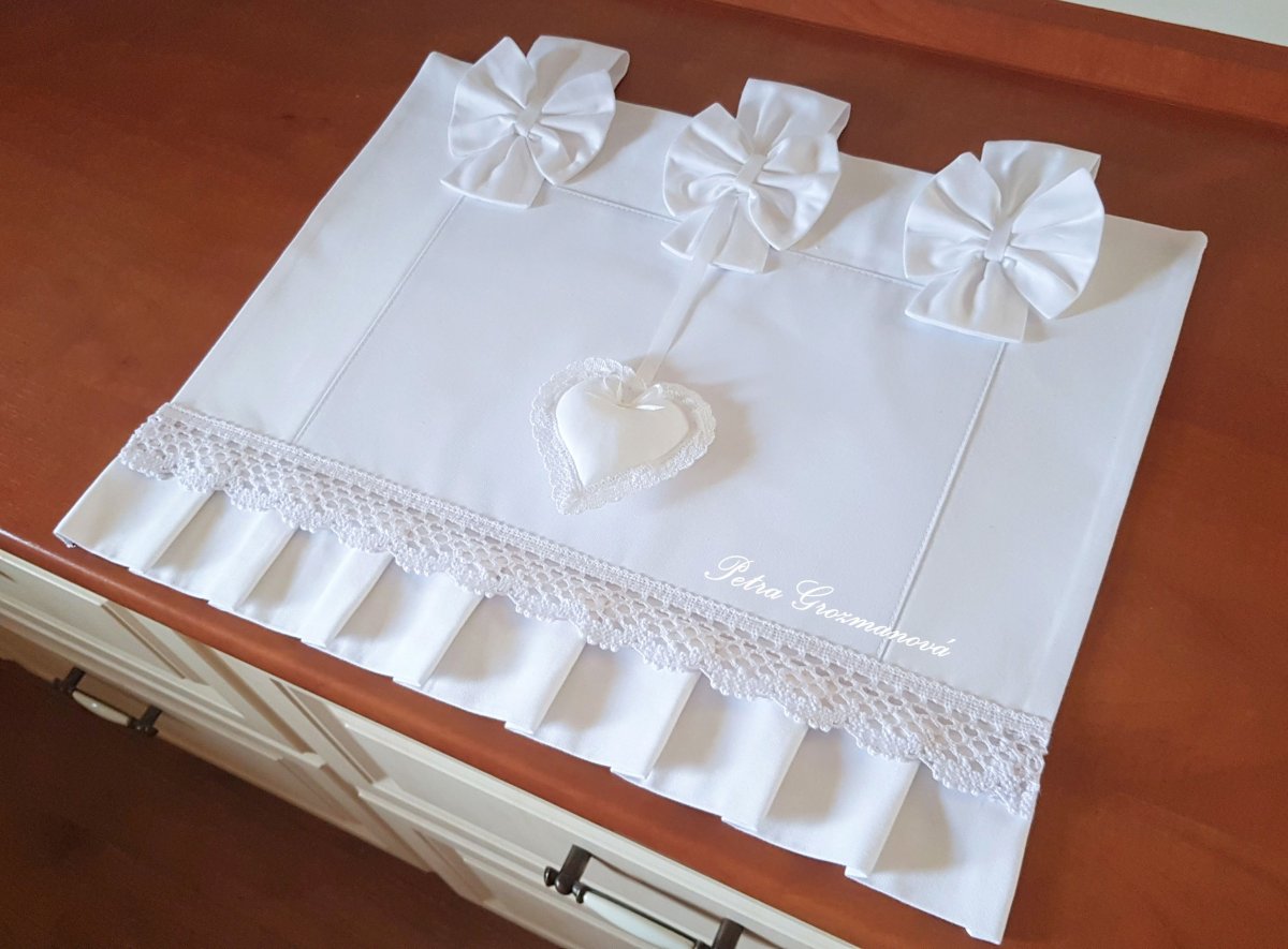 Závěs na troubu v bílém provedení, lemovaný bílou krajkou šíře 45 mm