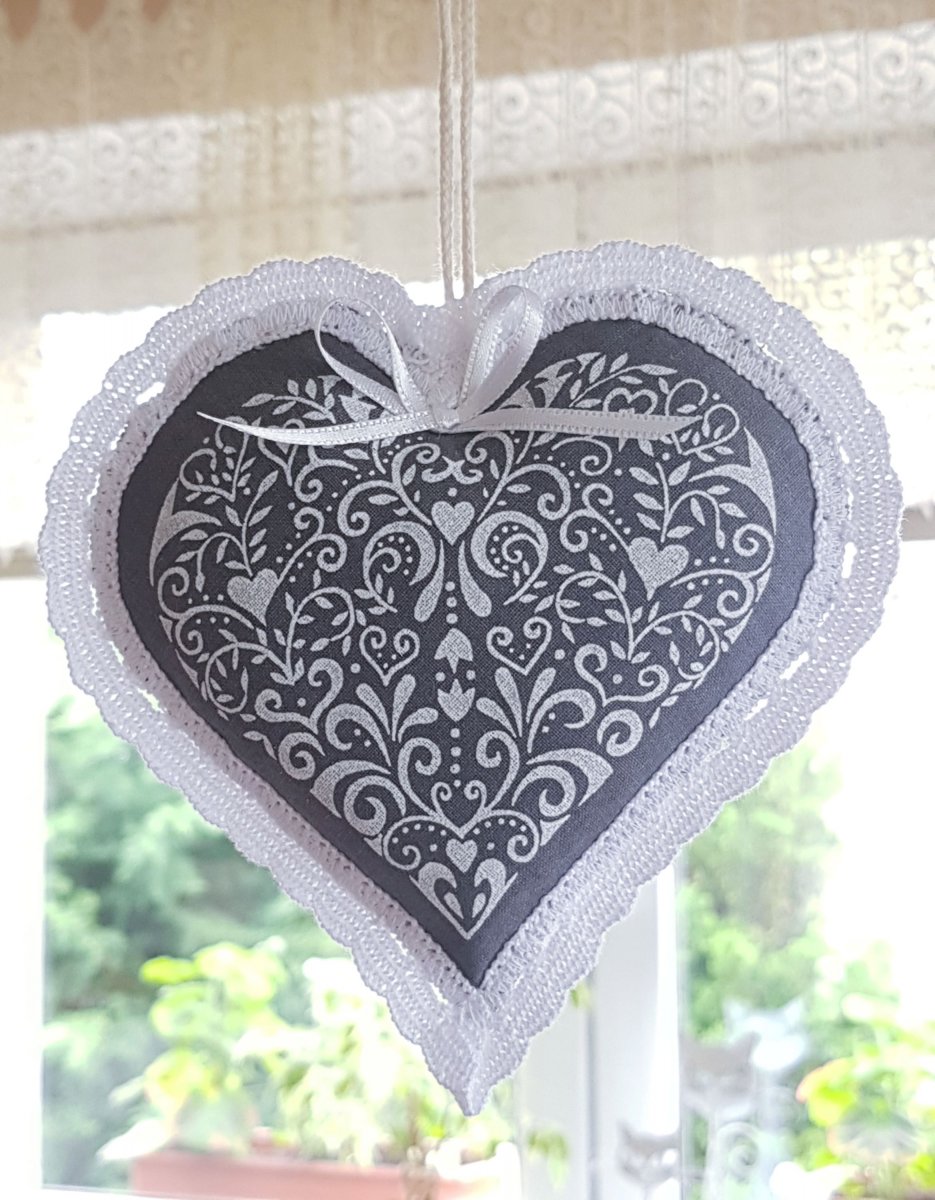 Srdíčko lemované bílou krajkou šíře 15 mm