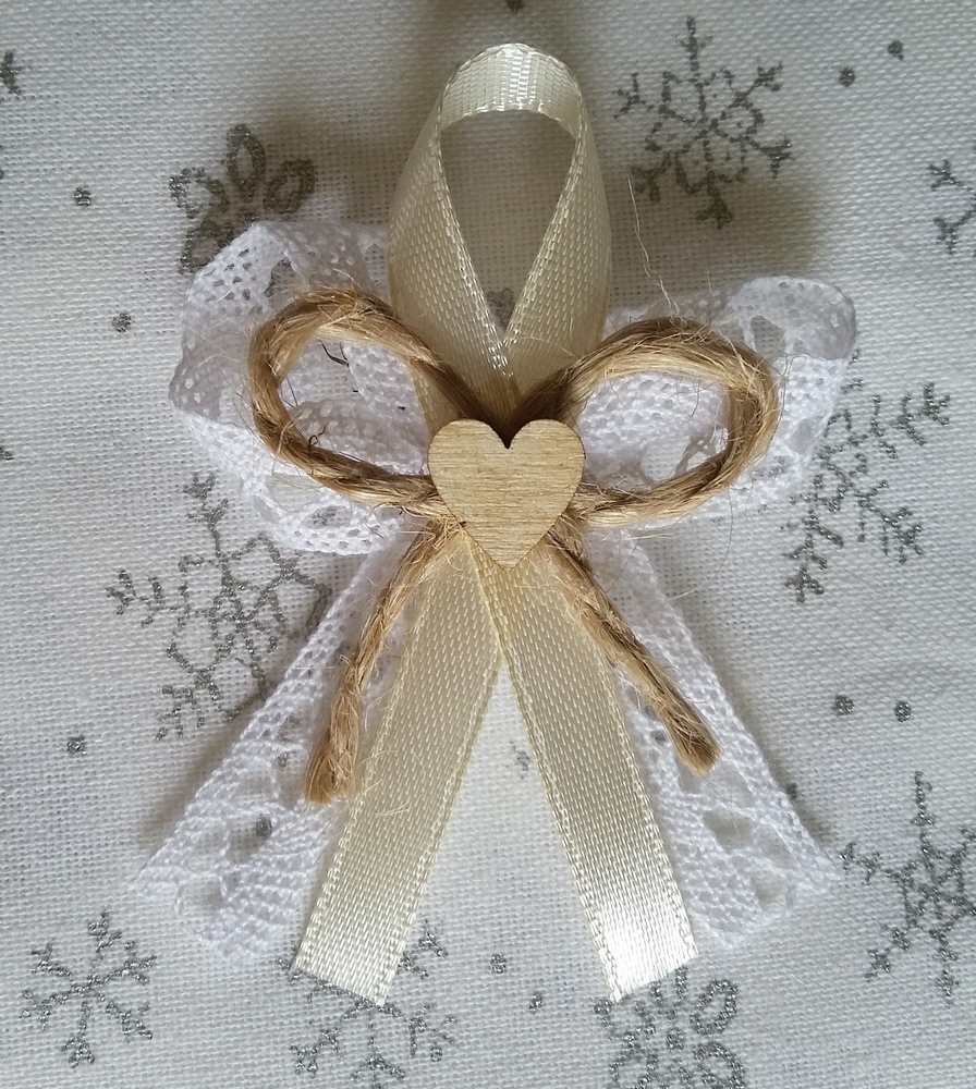 Svatební vývazky s krajkou a srdíčkem