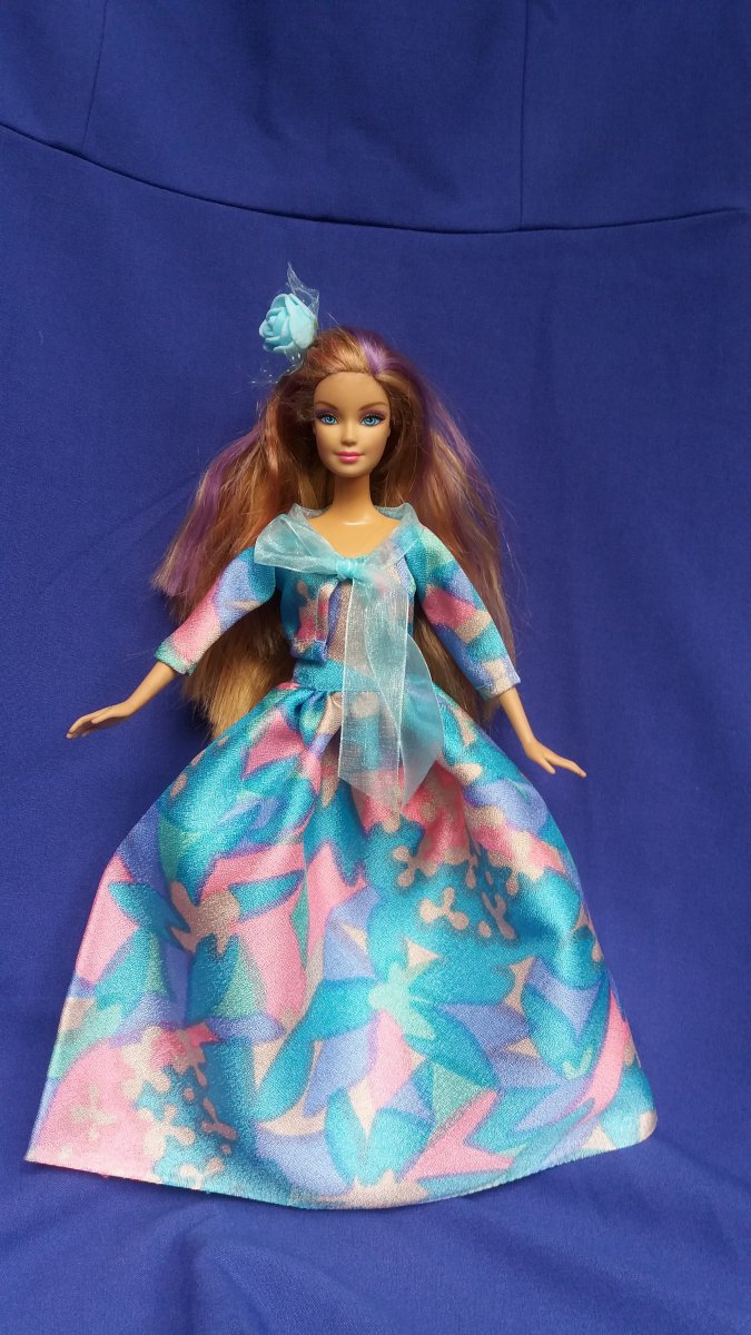 duhové šatičky pro Barbie