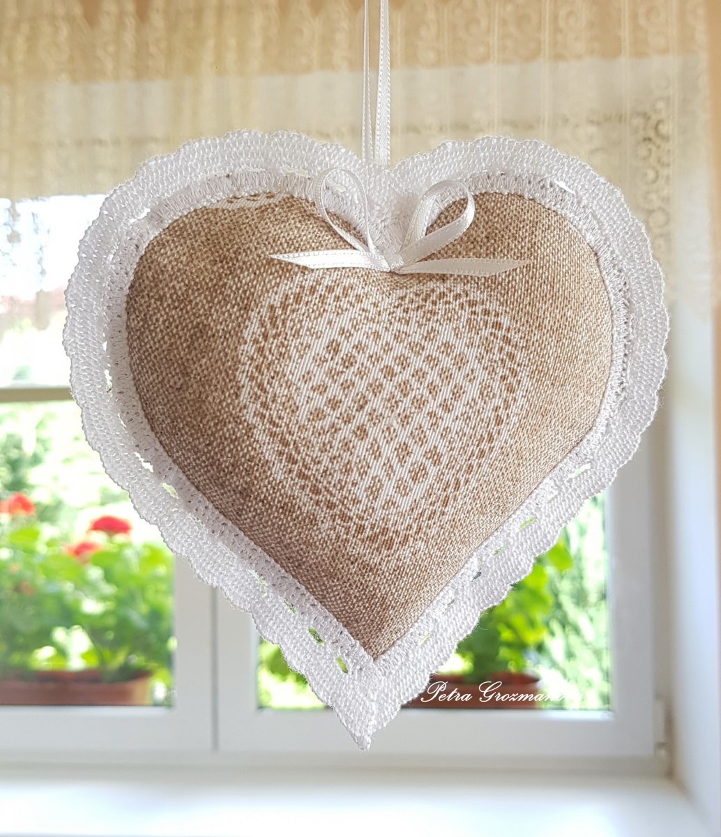 Srdíčko lemované bílou krajkou šíře 15 mm