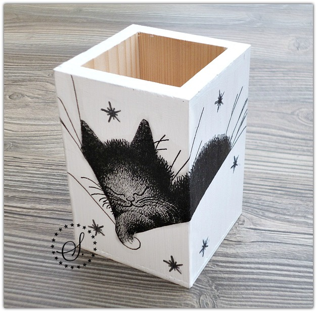 stojánek ze dřeva na pastelky a tužky kotě a hvězdičky