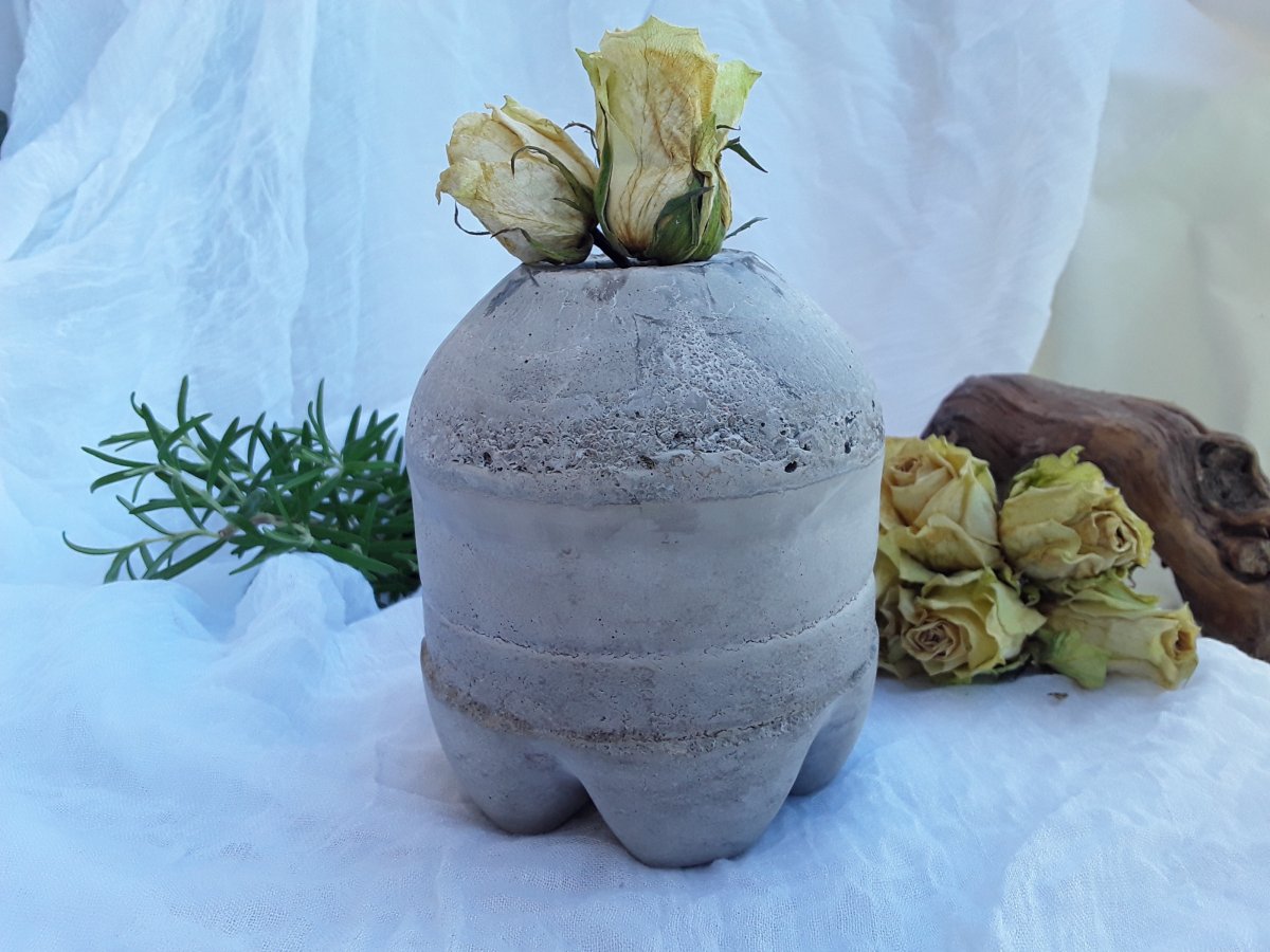 Vázička z betonu