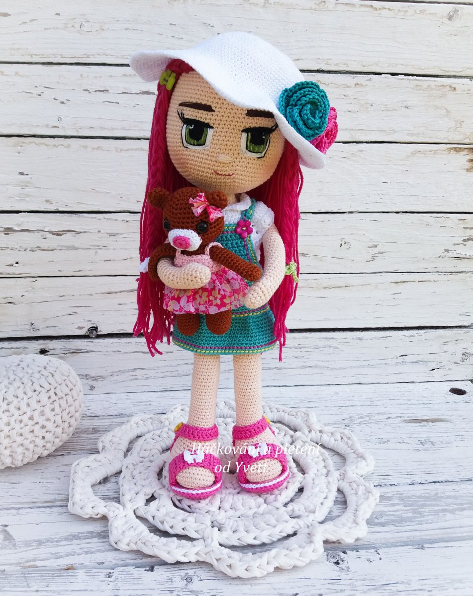 Mini medvídek a klobouček pro panenku Rose - návod na háčkování