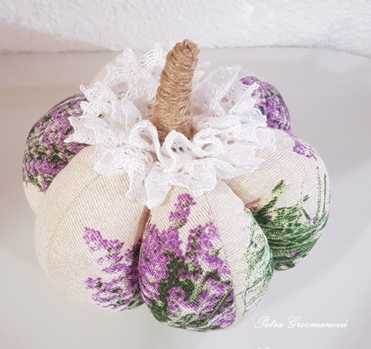 Podzimní dekorační dýně s motivem levandule s  aplikací bílé krajky šíře 20 mm