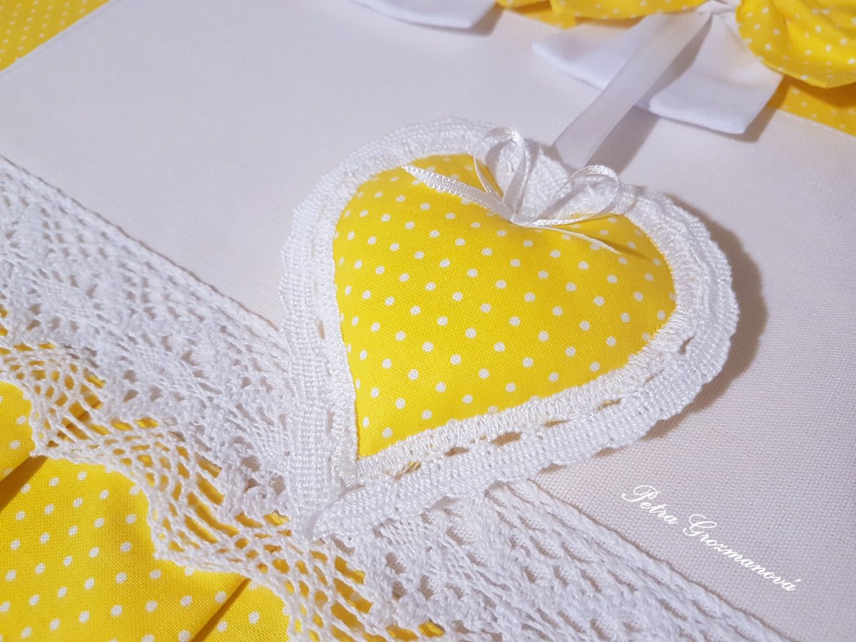 Závěs na troubu ve žlutém provedení s motivem bílých puntíků, lemovaný bílou krajkou šíře 45 mm